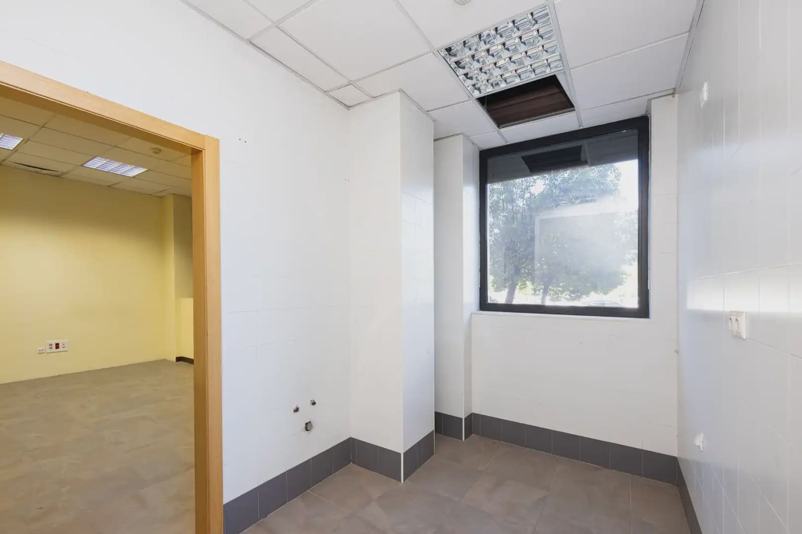 Commercial for sale in Granada city - € 659,952 (Ref: 9841399)