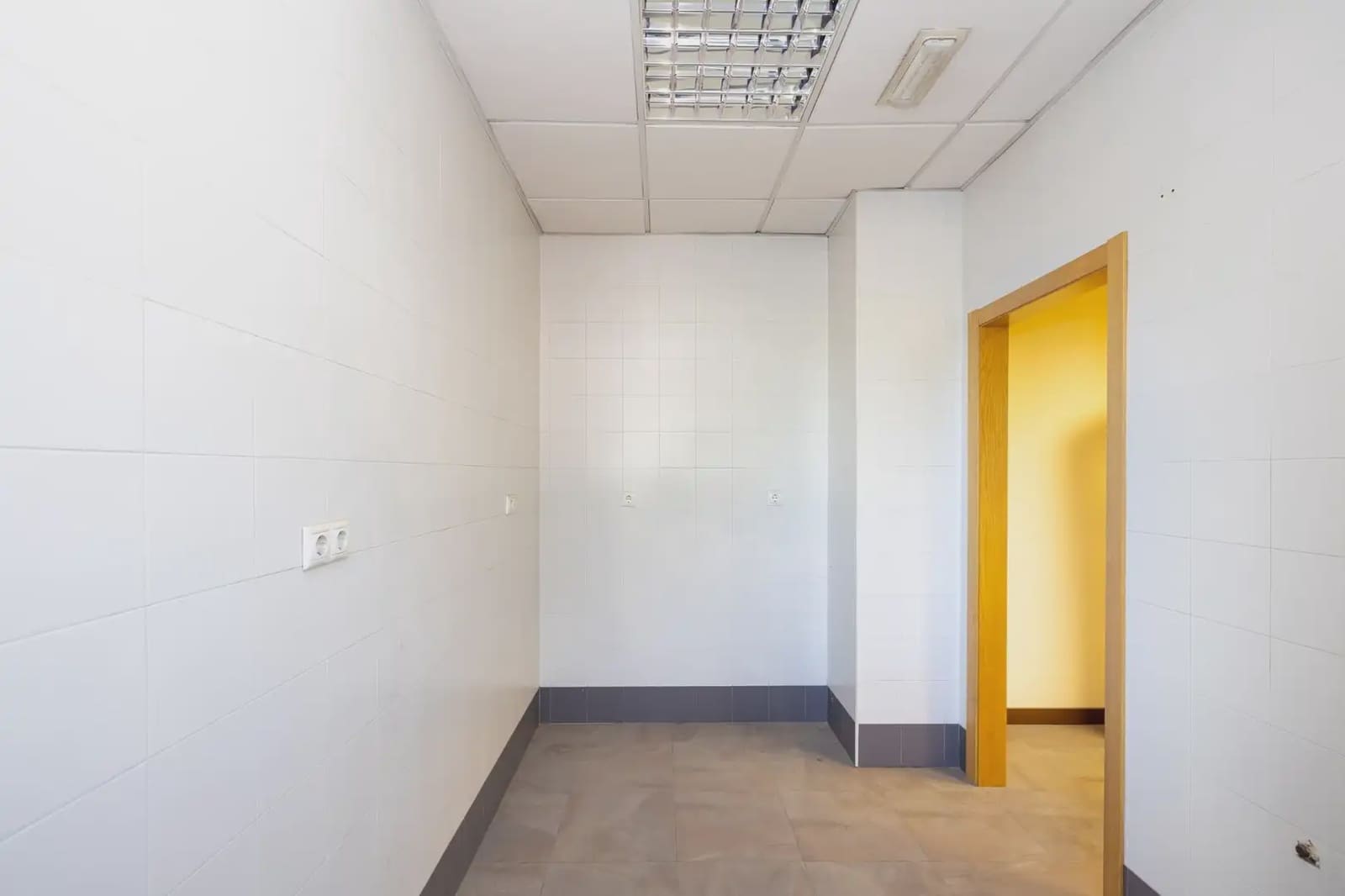 Commercial for sale in Granada city - € 659,952 (Ref: 9841399)