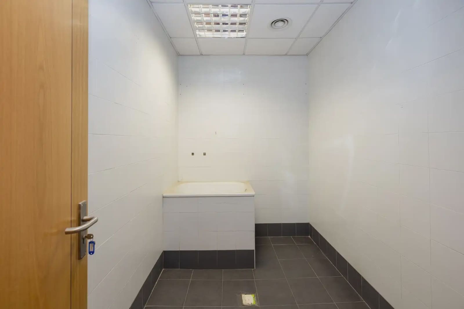 Commercial for sale in Granada city - € 659,952 (Ref: 9841399)