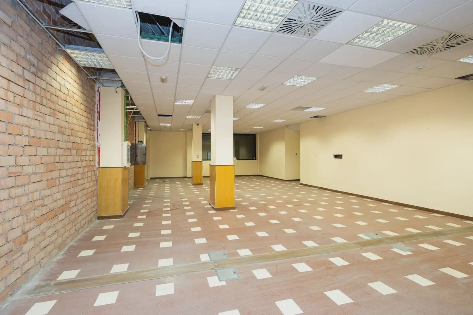 Commercial for sale in Granada city - € 659,952 (Ref: 9841399)