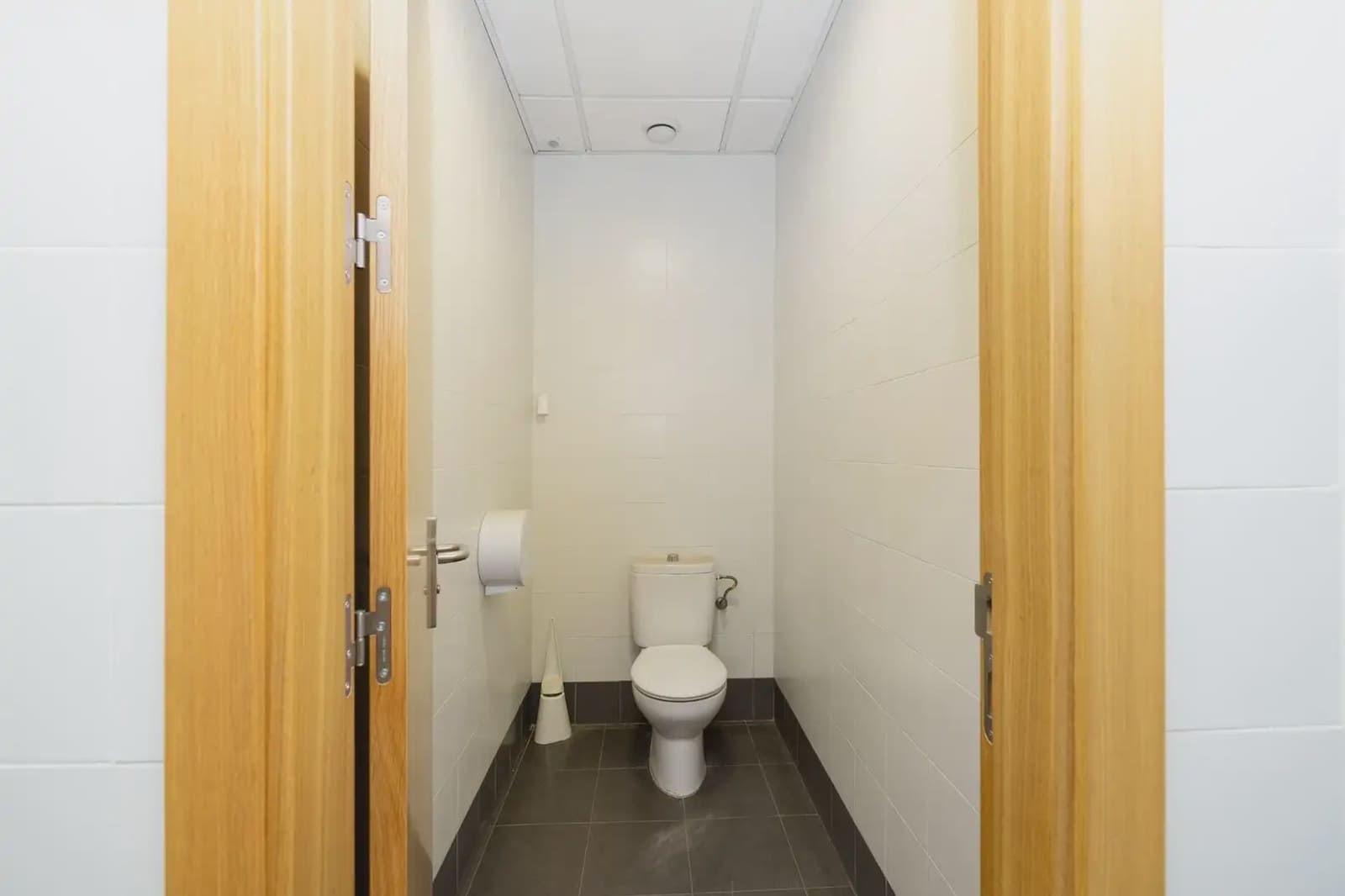 Erhverv til salg i Granada by - € 328.000 (Ref: 9841400)