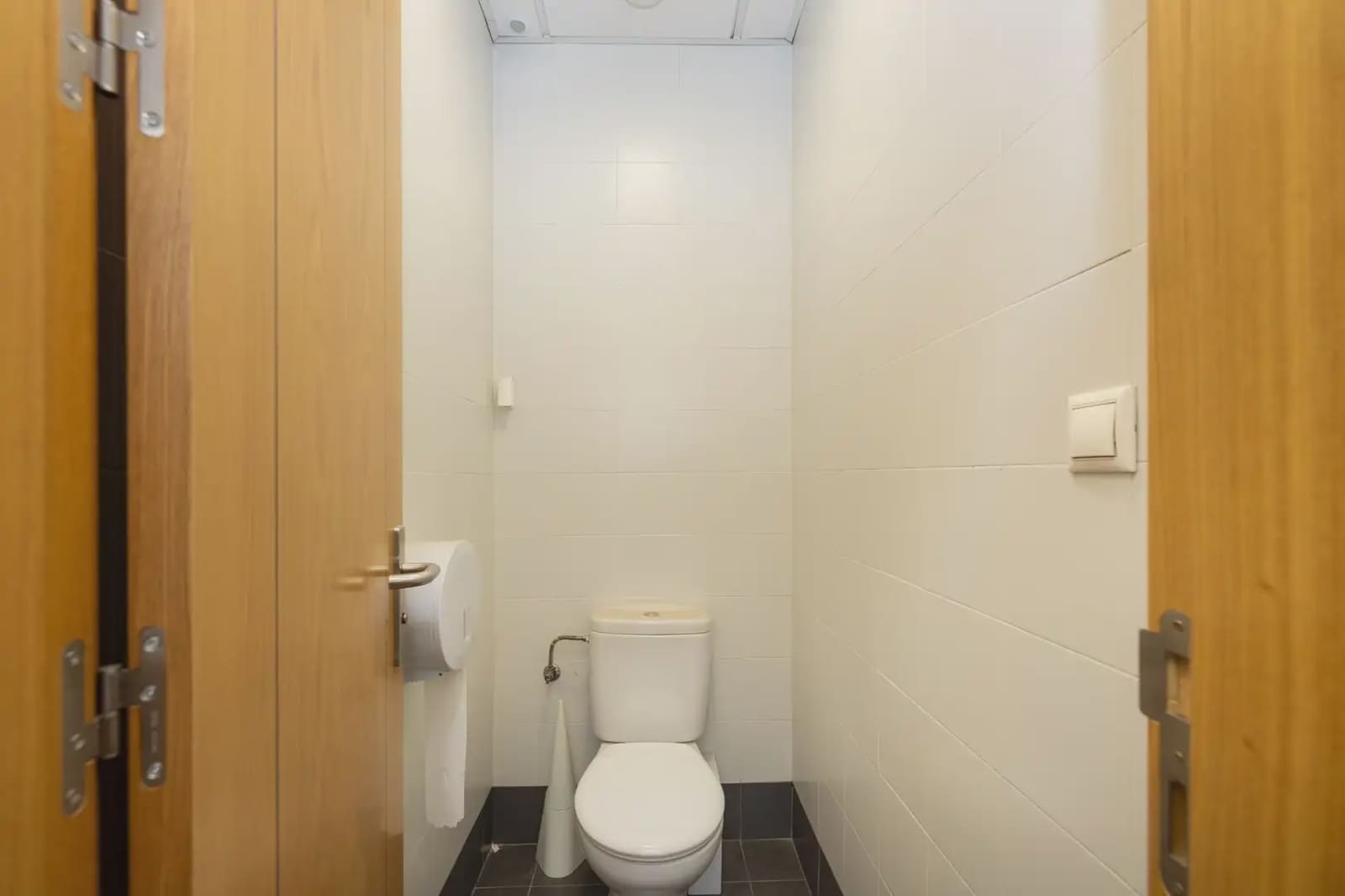 Erhverv til salg i Granada by - € 328.000 (Ref: 9841400)
