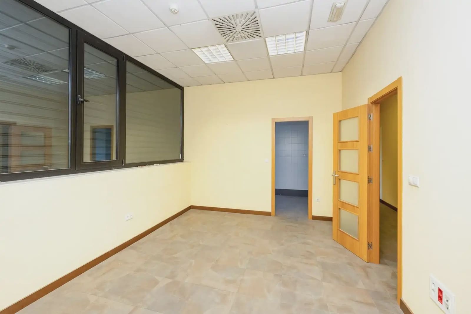 Erhverv til salg i Granada by - € 328.000 (Ref: 9841400)