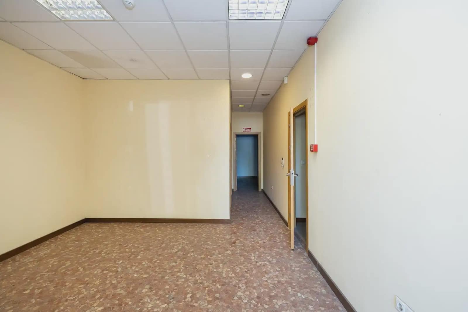 Erhverv til salg i Granada by - € 328.000 (Ref: 9841400)