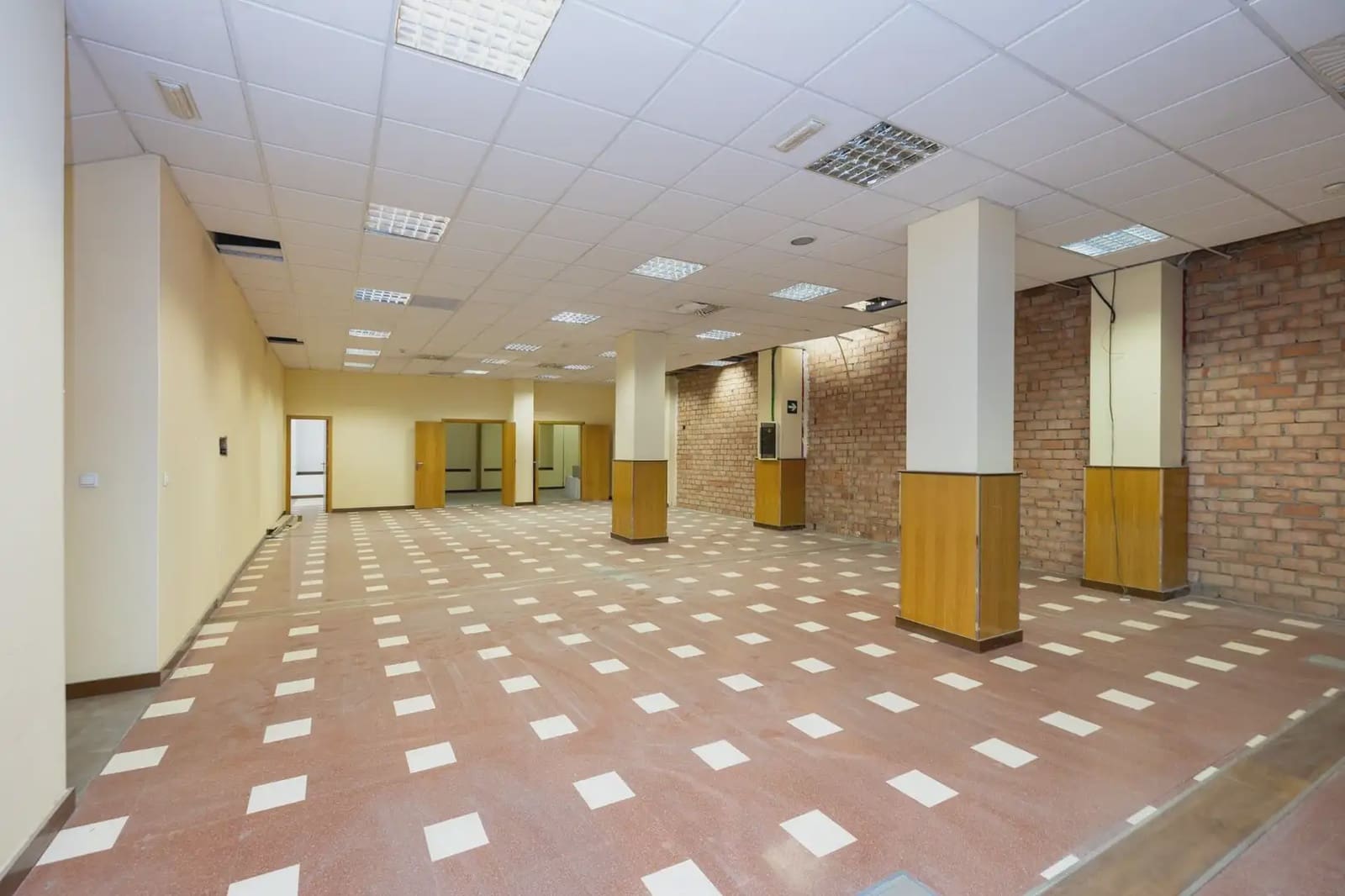 Erhverv til salg i Granada by - € 328.000 (Ref: 9841400)