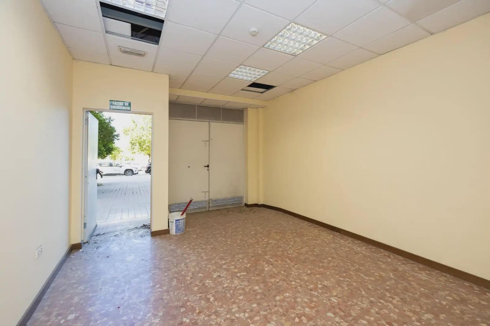 Erhverv til salg i Granada by - € 328.000 (Ref: 9841400)