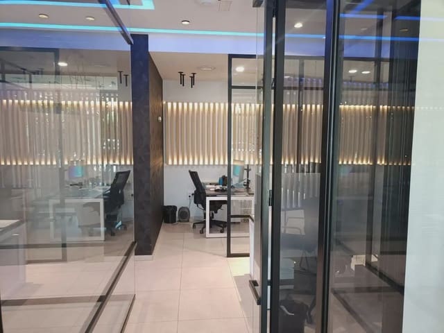 Commercieel te huur in Figares, Granada stad - € 3.200 (Ref: 9844377)
