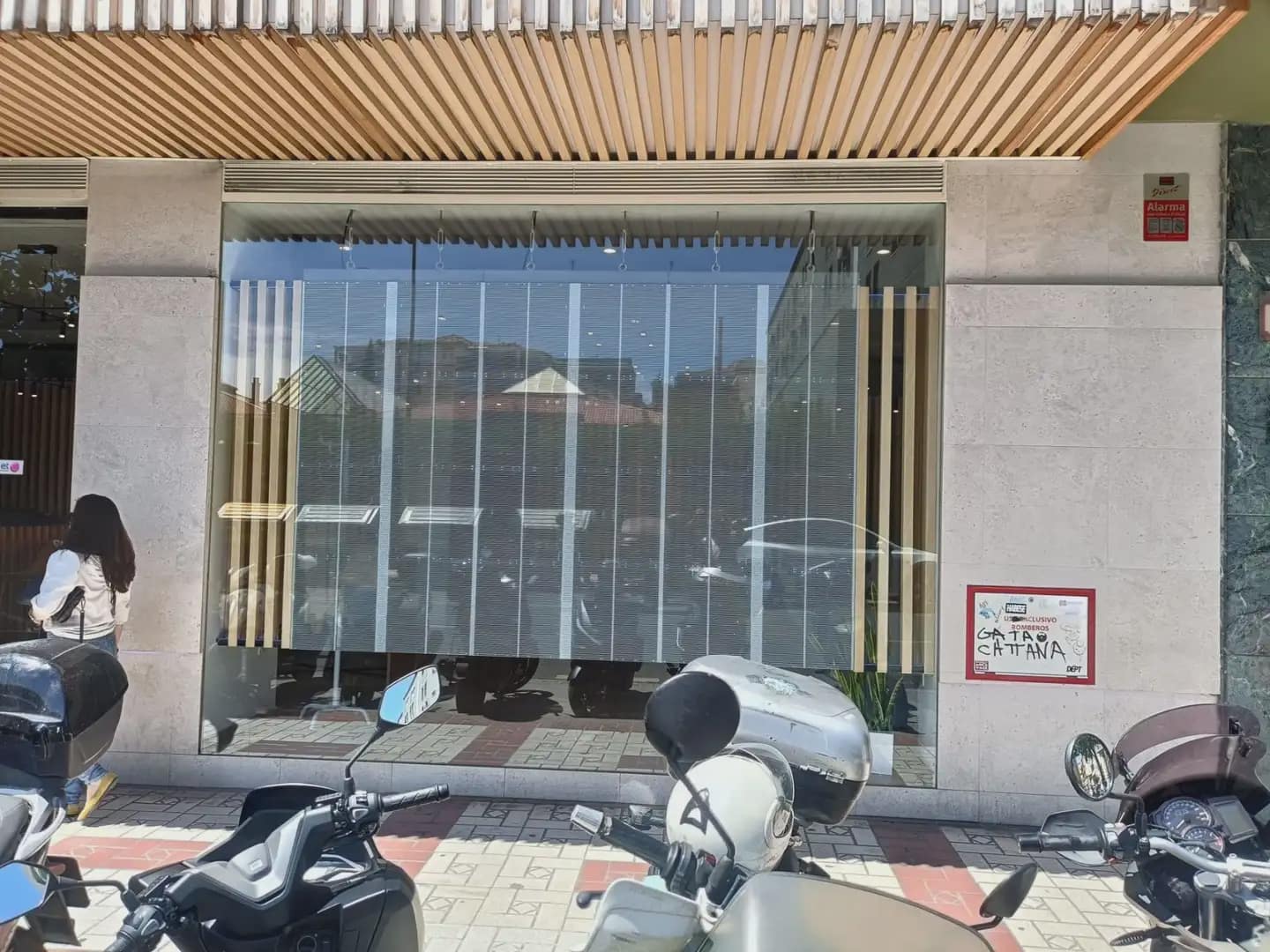 Commercial for rent in Granada city - € 3,200 (Ref: 9844377)