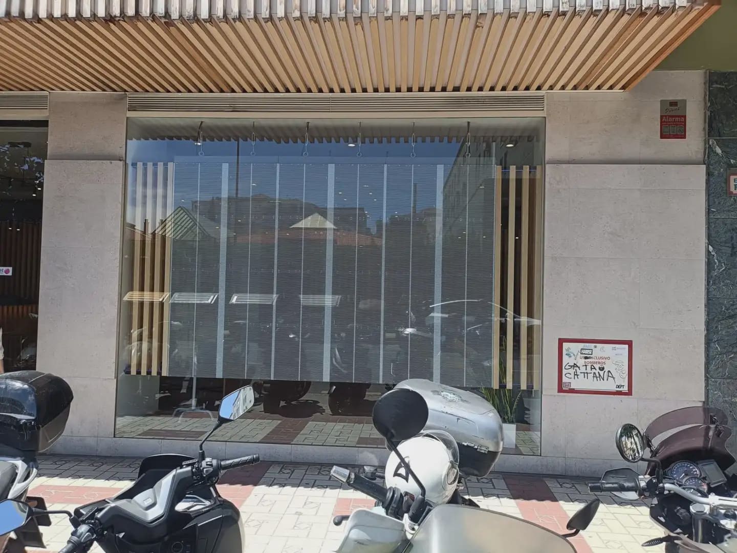 Commercial for rent in Granada city - € 3,200 (Ref: 9844377)