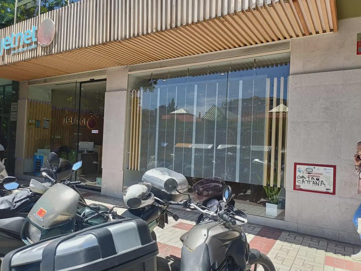 Commercial for rent in Granada city - € 3,200 (Ref: 9844377)