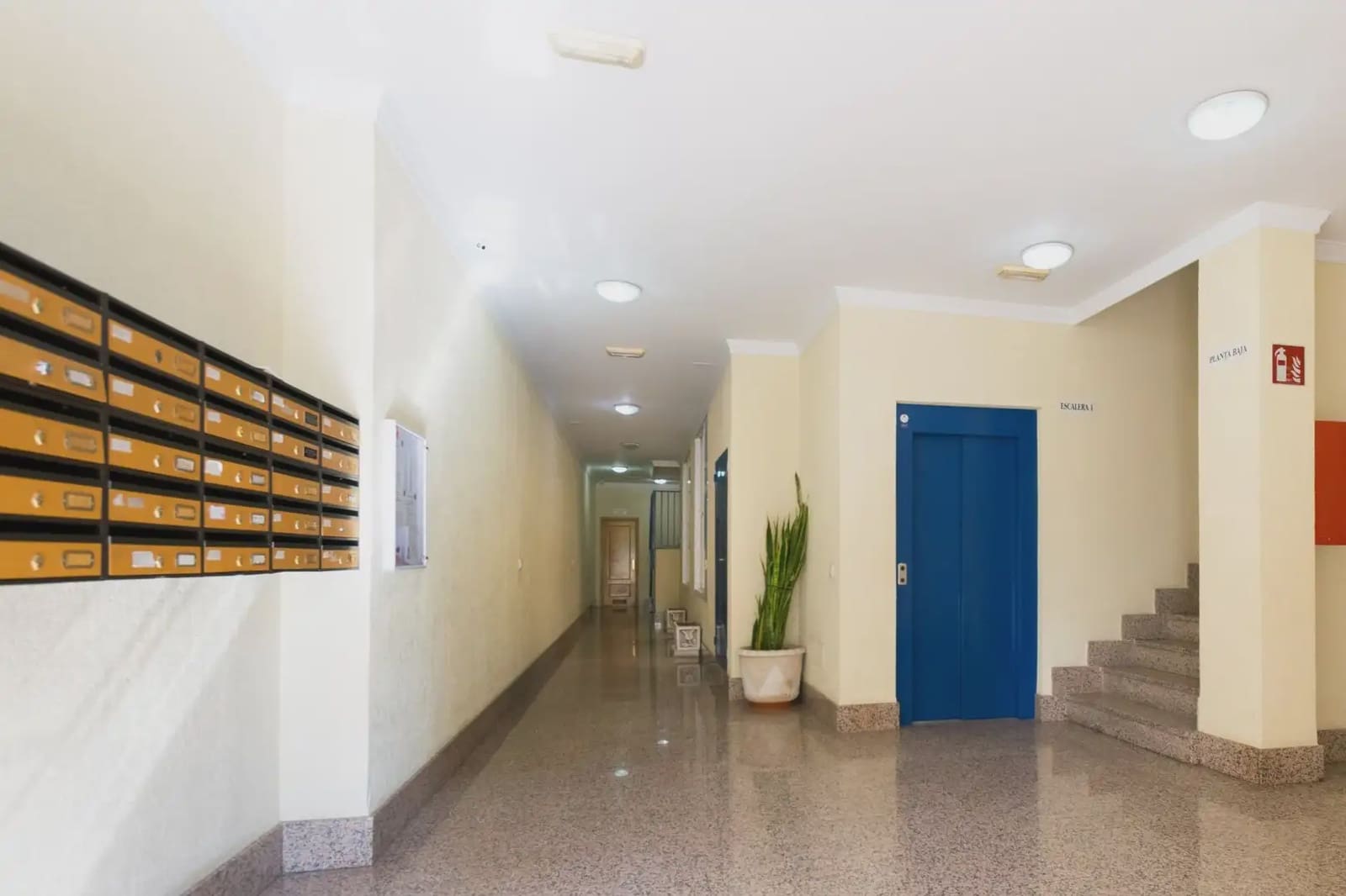2 bedroom Flat for sale in Roquetas de Mar with garage - € 125,000 (Ref: 9848104)