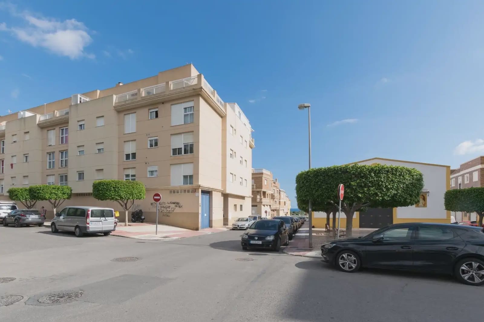 2 bedroom Flat for sale in Roquetas de Mar with garage - € 125,000 (Ref: 9848104)