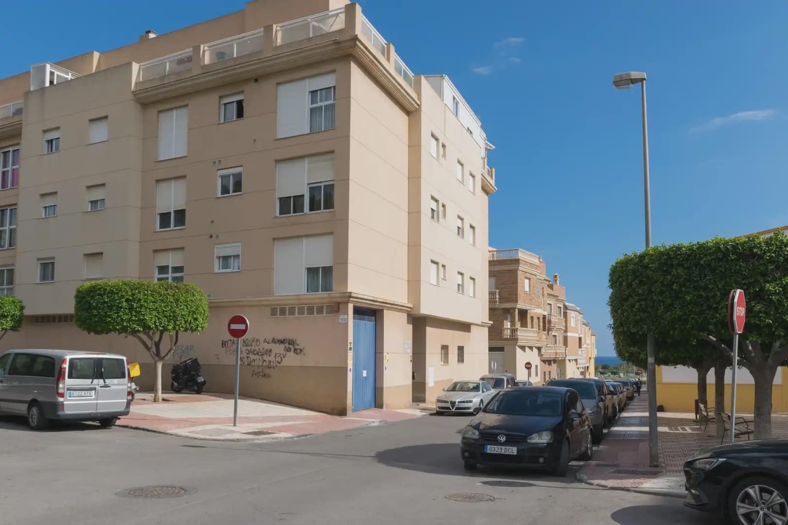2 bedroom Flat for sale in Roquetas de Mar with garage - € 125,000 (Ref: 9848104)