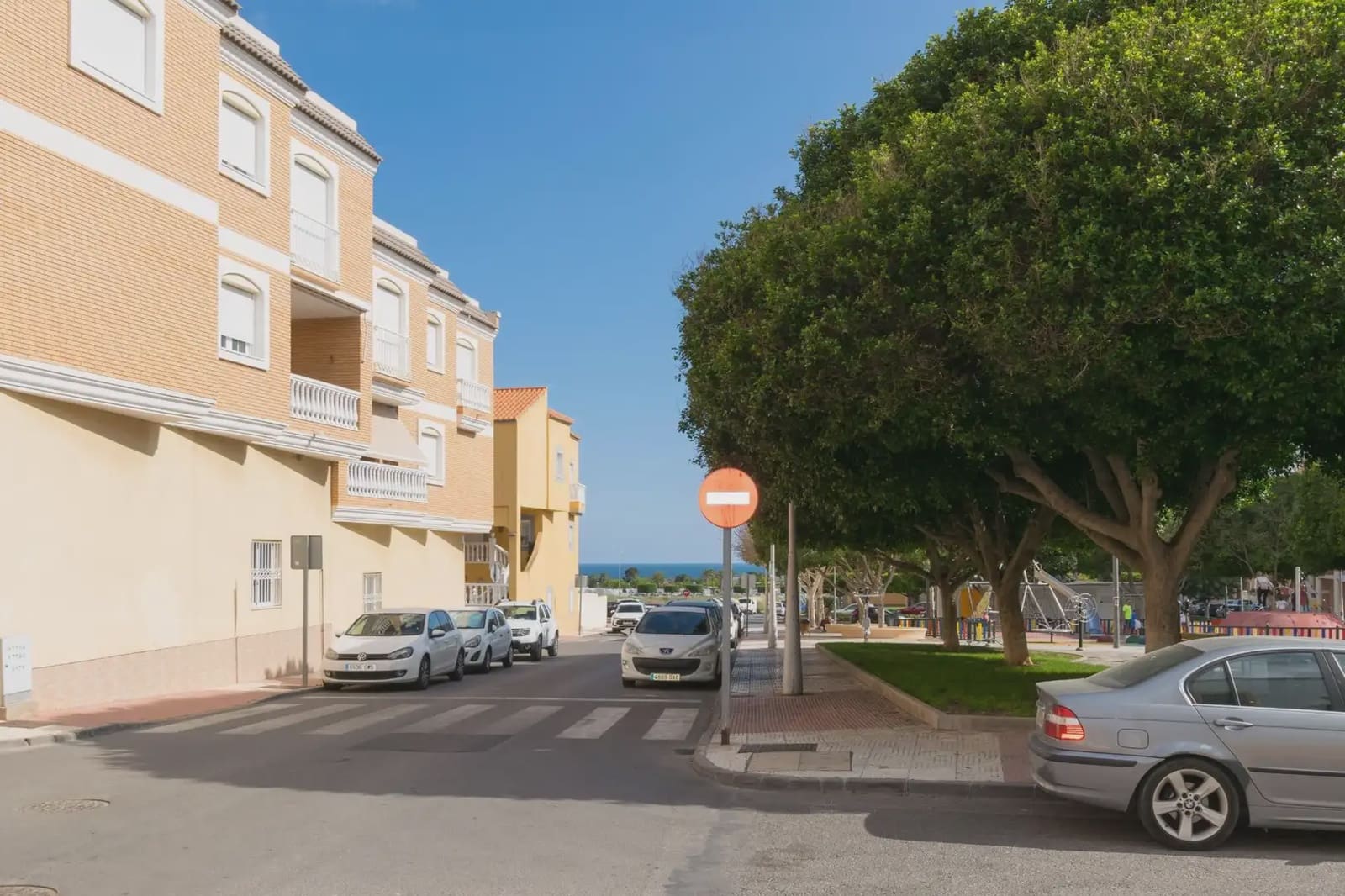 2 bedroom Flat for sale in Roquetas de Mar with garage - € 125,000 (Ref: 9848104)