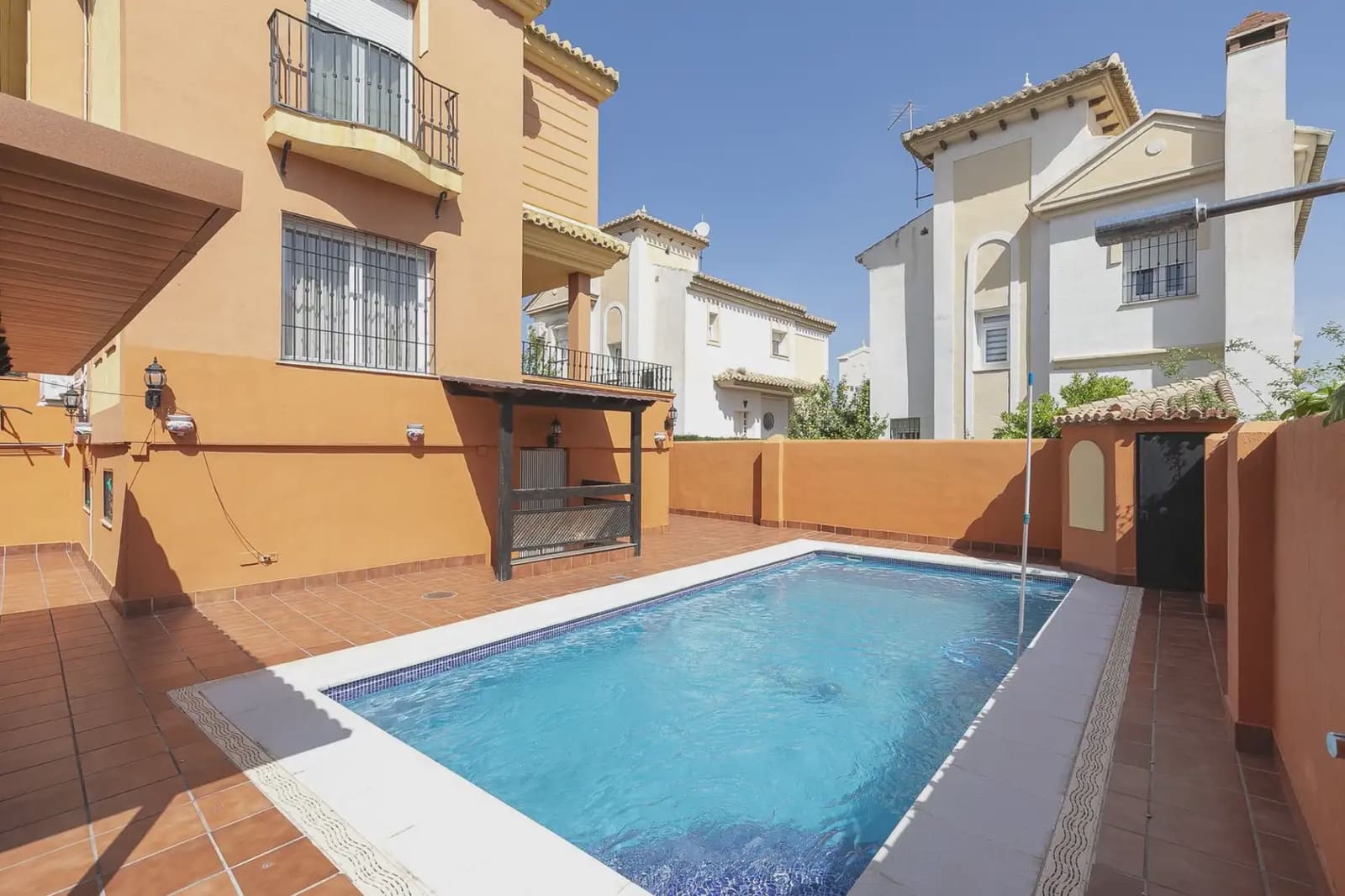 5 bedroom Villa for sale in Gojar with pool garage - € 360,000 (Ref: 9848107)