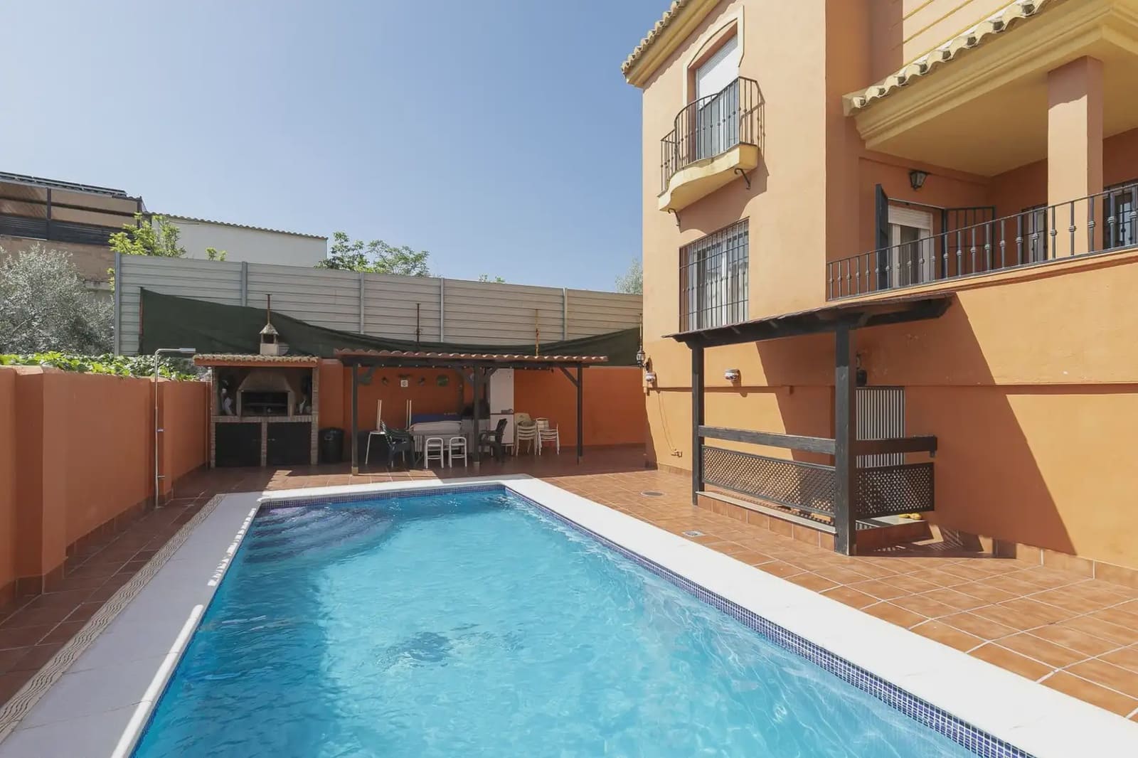 5 bedroom Villa for sale in Gojar with pool garage - € 360,000 (Ref: 9848107)