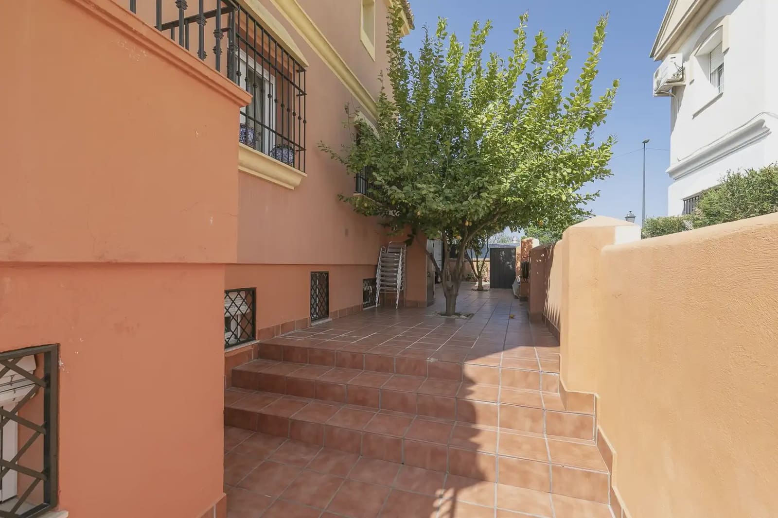 5 bedroom Villa for sale in Gojar with pool garage - € 360,000 (Ref: 9848107)