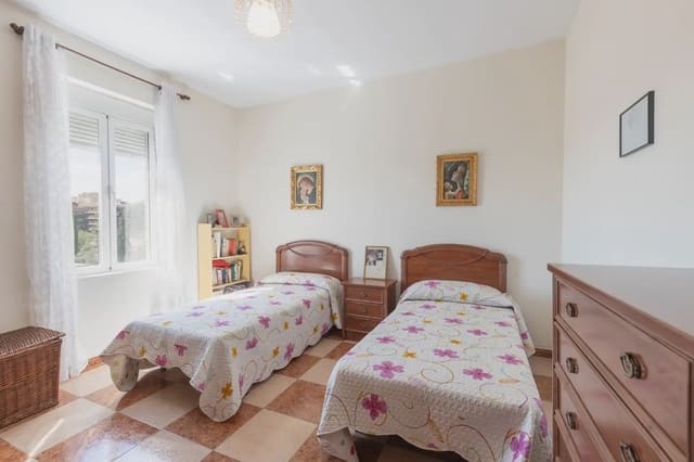 4 soverom Leilighet til salgs i Centro - Sagrario, Granada by - € 299 999 (Ref: 9848423)