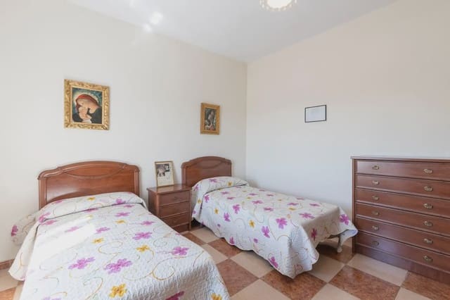 4 soverom Leilighet til salgs i Centro - Sagrario, Granada by - € 299 999 (Ref: 9848423)
