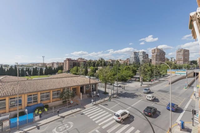 4 soverom Leilighet til salgs i Centro - Sagrario, Granada by - € 299 999 (Ref: 9848423)