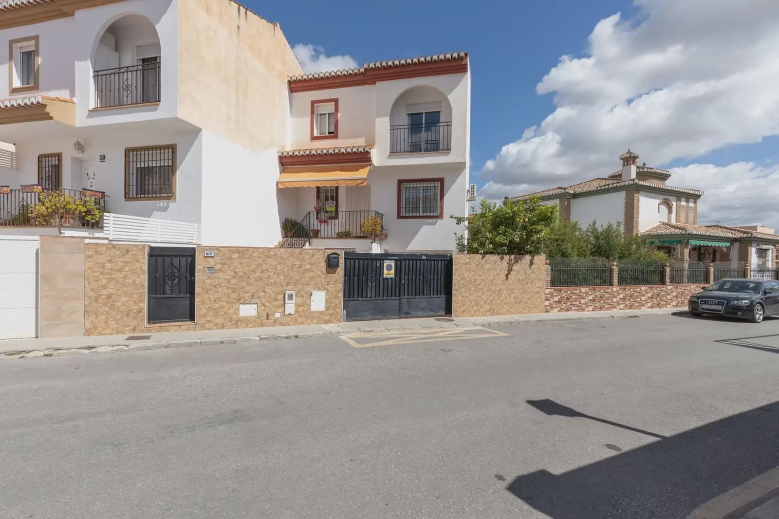 3 bedroom Semi-detached Villa for sale in Las Gabias with pool garage - € 259,000 (Ref: 9850797)
