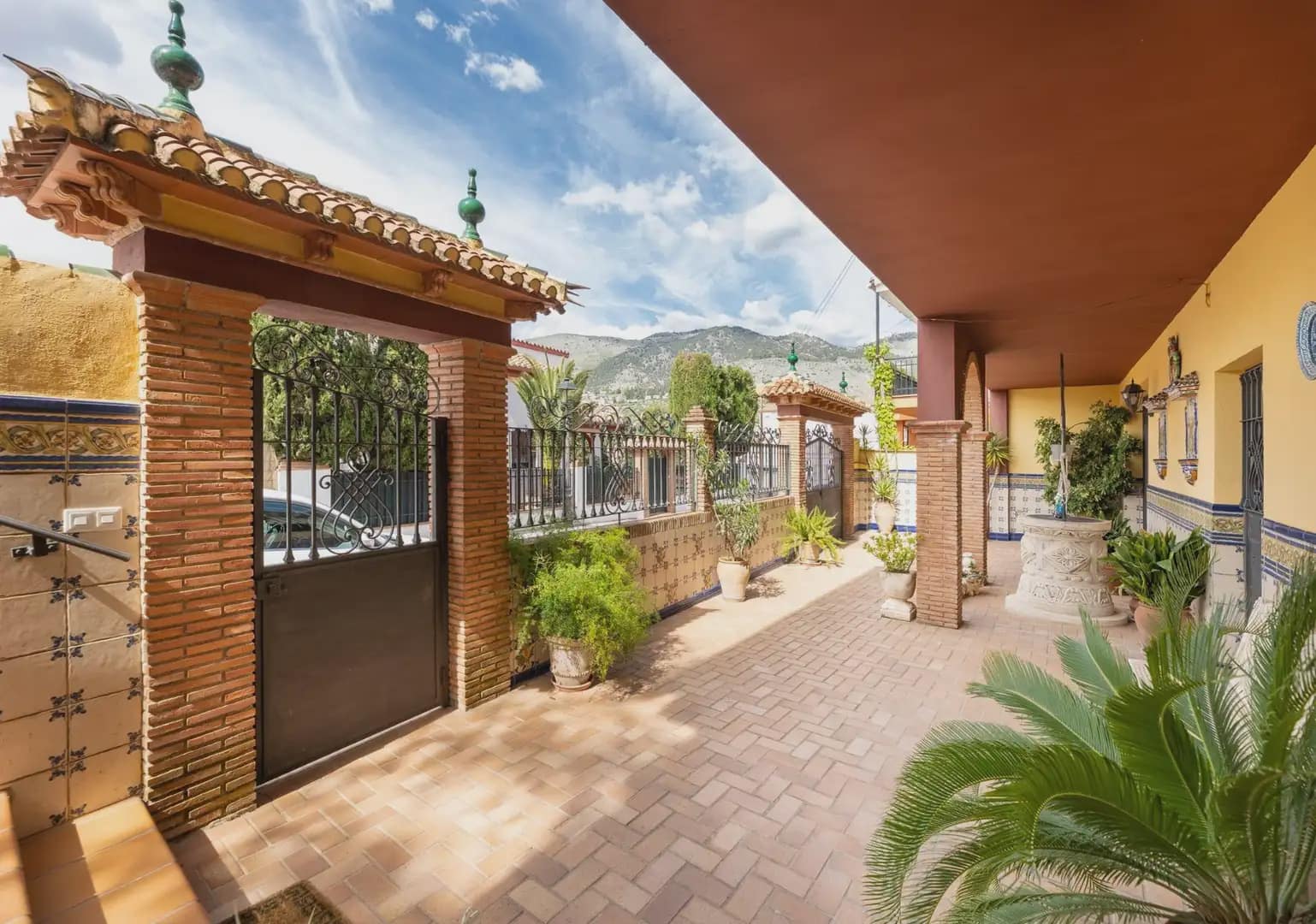 4 bedroom Villa for sale in Alfacar with pool garage - € 430,000 (Ref: 9850798)