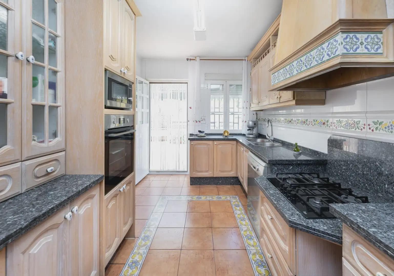 4 bedroom Villa for sale in Alfacar with pool garage - € 430,000 (Ref: 9850798)