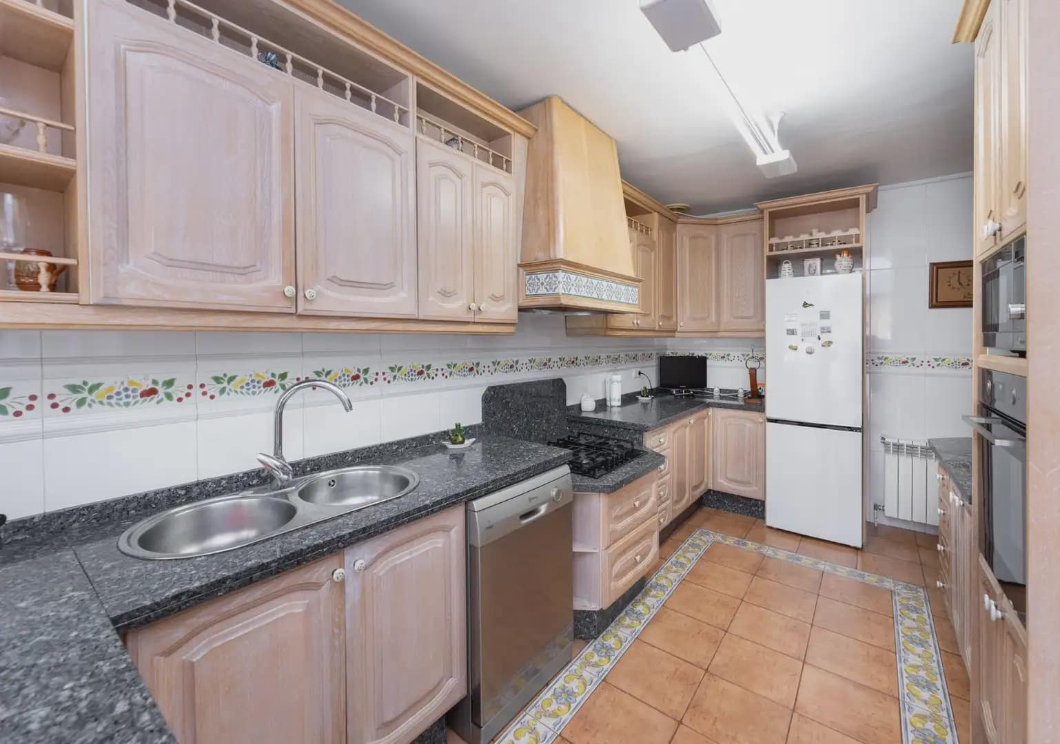 4 bedroom Villa for sale in Alfacar with pool garage - € 430,000 (Ref: 9850798)