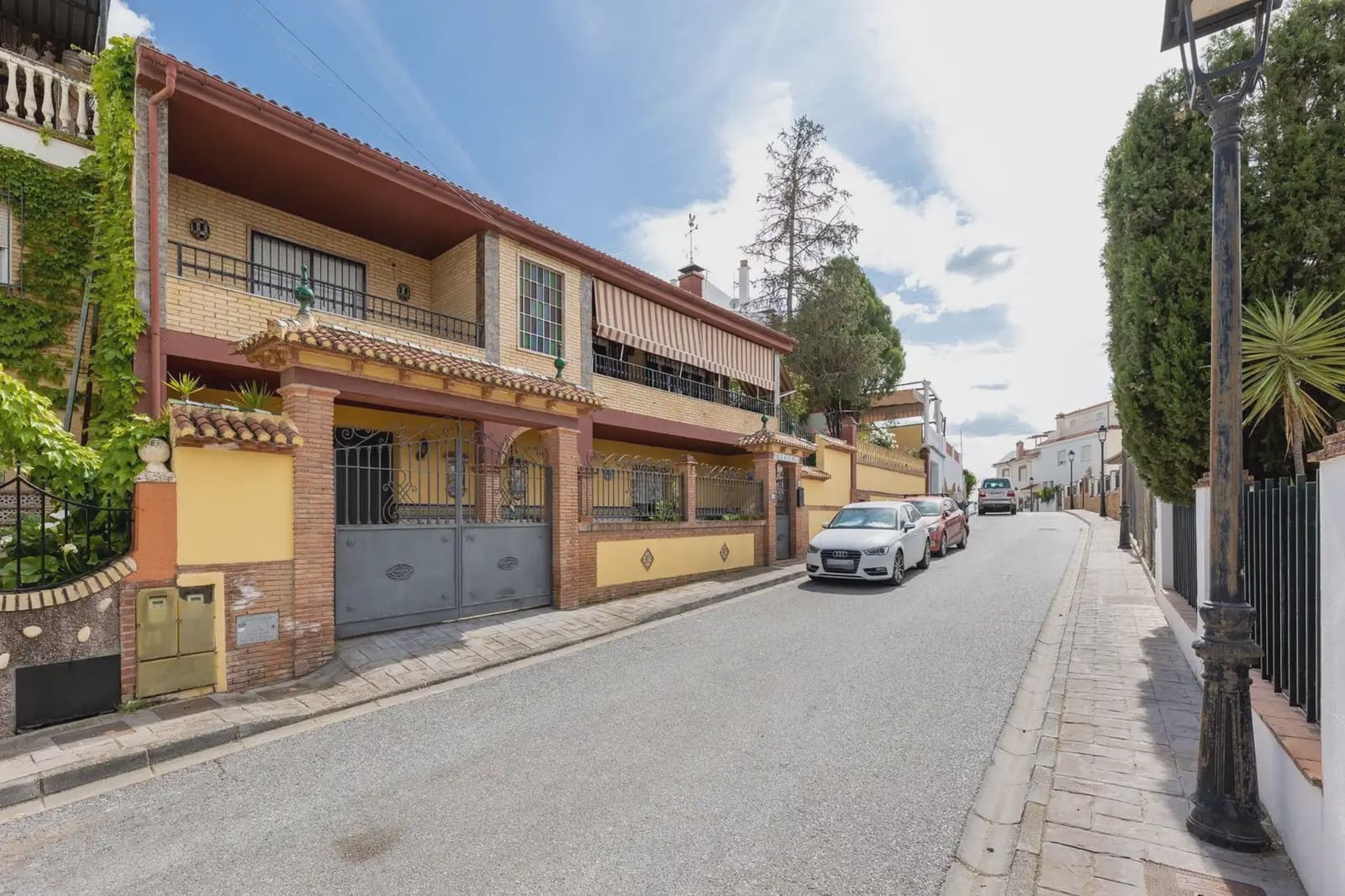 4 bedroom Villa for sale in Alfacar with pool garage - € 430,000 (Ref: 9850798)
