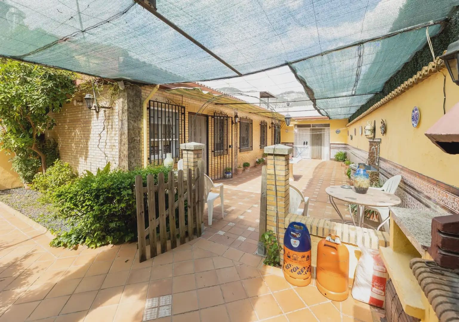 4 bedroom Villa for sale in Alfacar with pool garage - € 430,000 (Ref: 9850798)