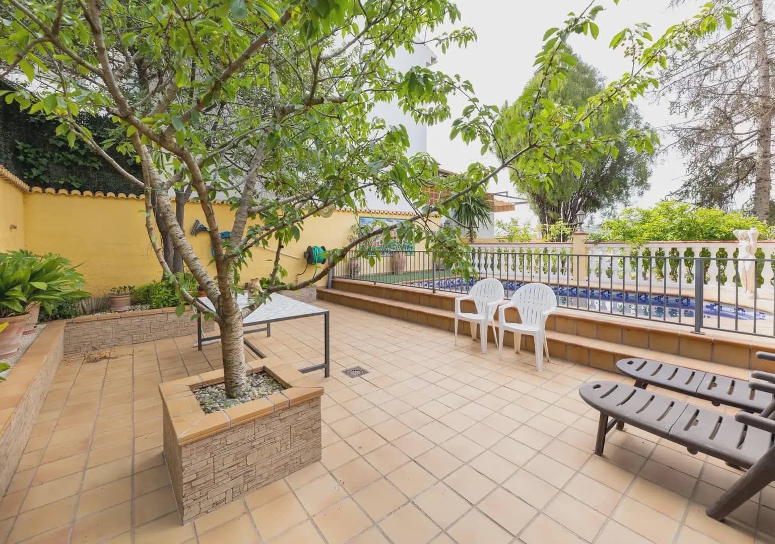 4 bedroom Villa for sale in Alfacar with pool garage - € 430,000 (Ref: 9850798)