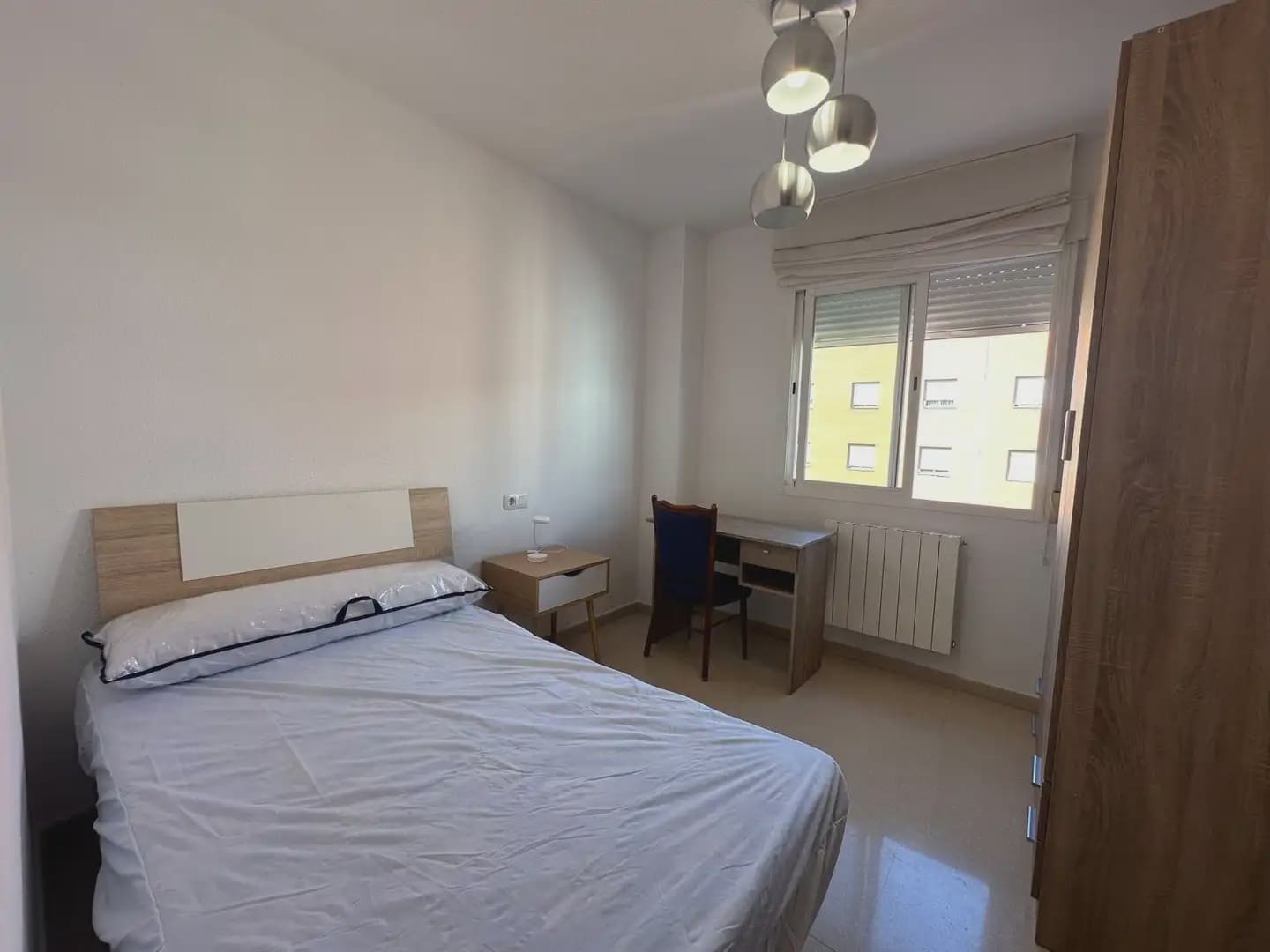 4 bedroom Flat for rent in Granada city with pool garage - € 1,000 (Ref: 9854684)