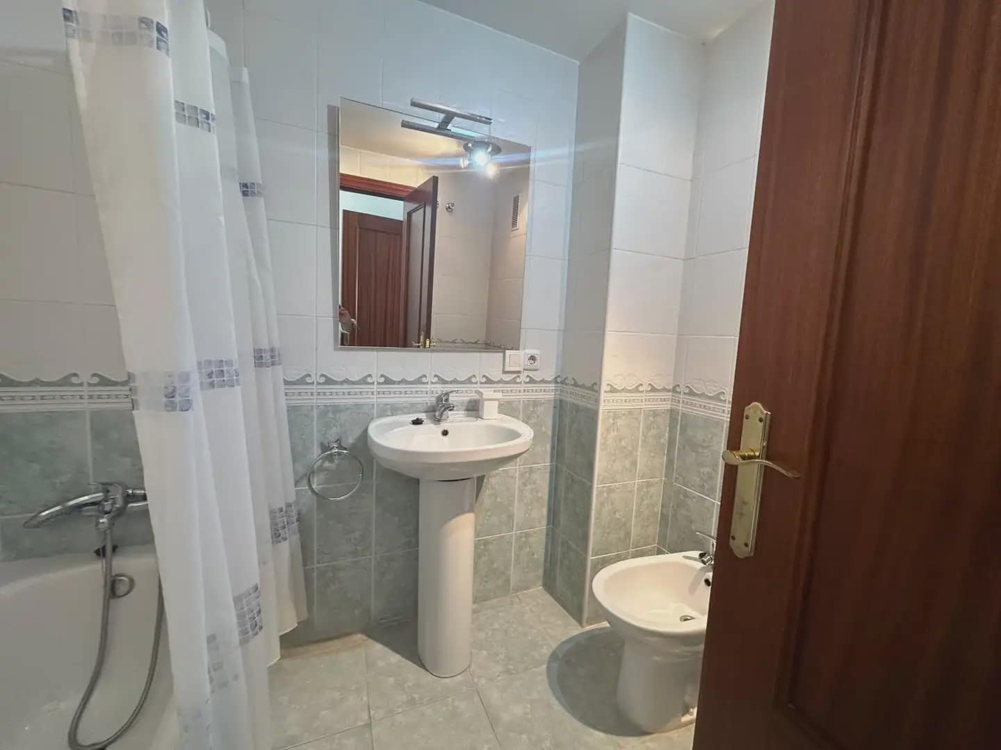 4 bedroom Flat for rent in Granada city with pool garage - € 1,000 (Ref: 9854684)