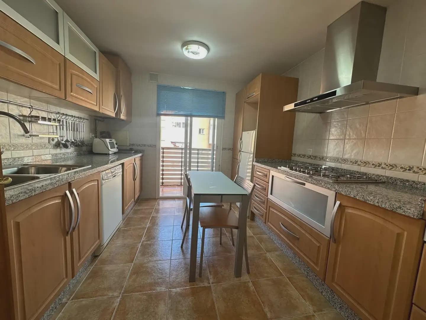 4 bedroom Flat for rent in Granada city with pool garage - € 1,000 (Ref: 9854684)