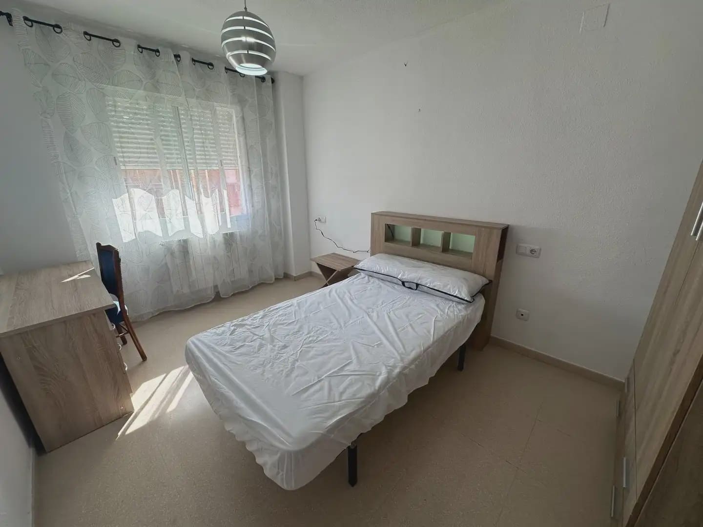 4 bedroom Flat for rent in Granada city with pool garage - € 1,000 (Ref: 9854684)