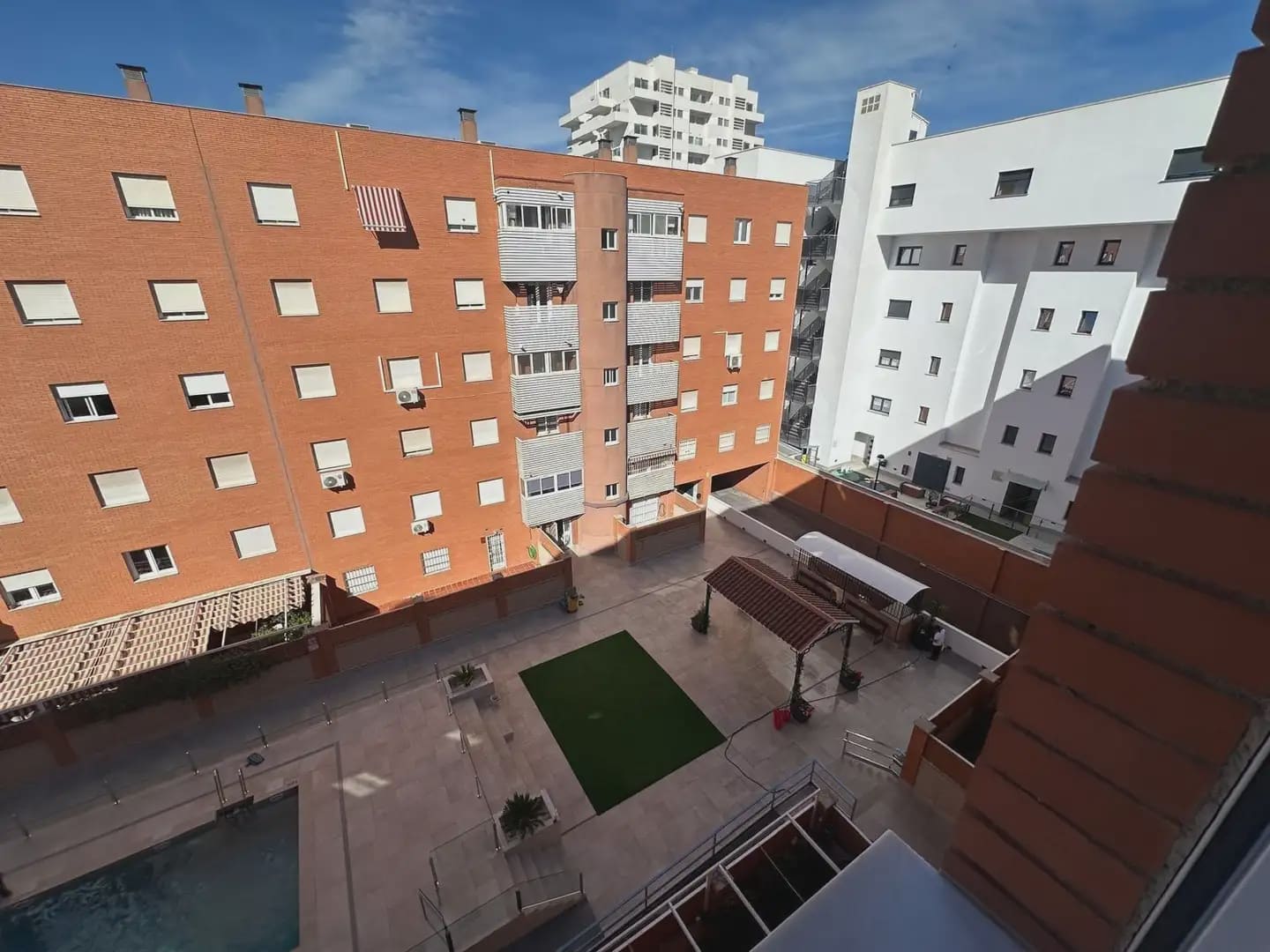 4 bedroom Flat for rent in Granada city with pool garage - € 1,000 (Ref: 9854684)