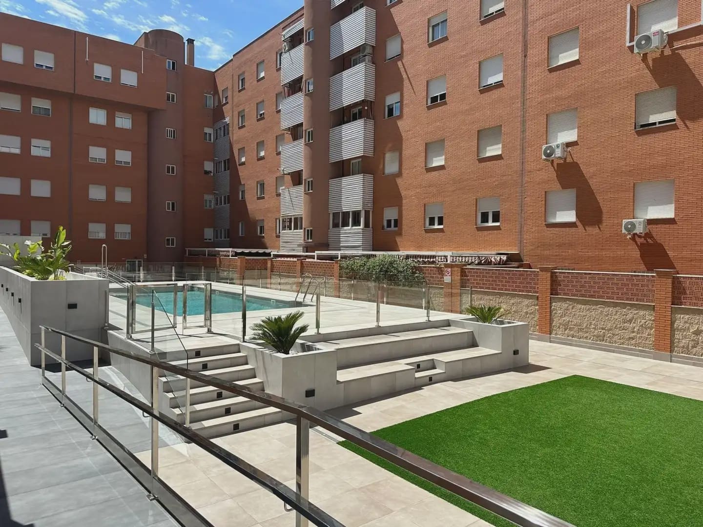 4 bedroom Flat for rent in Granada city with pool garage - € 1,000 (Ref: 9854684)