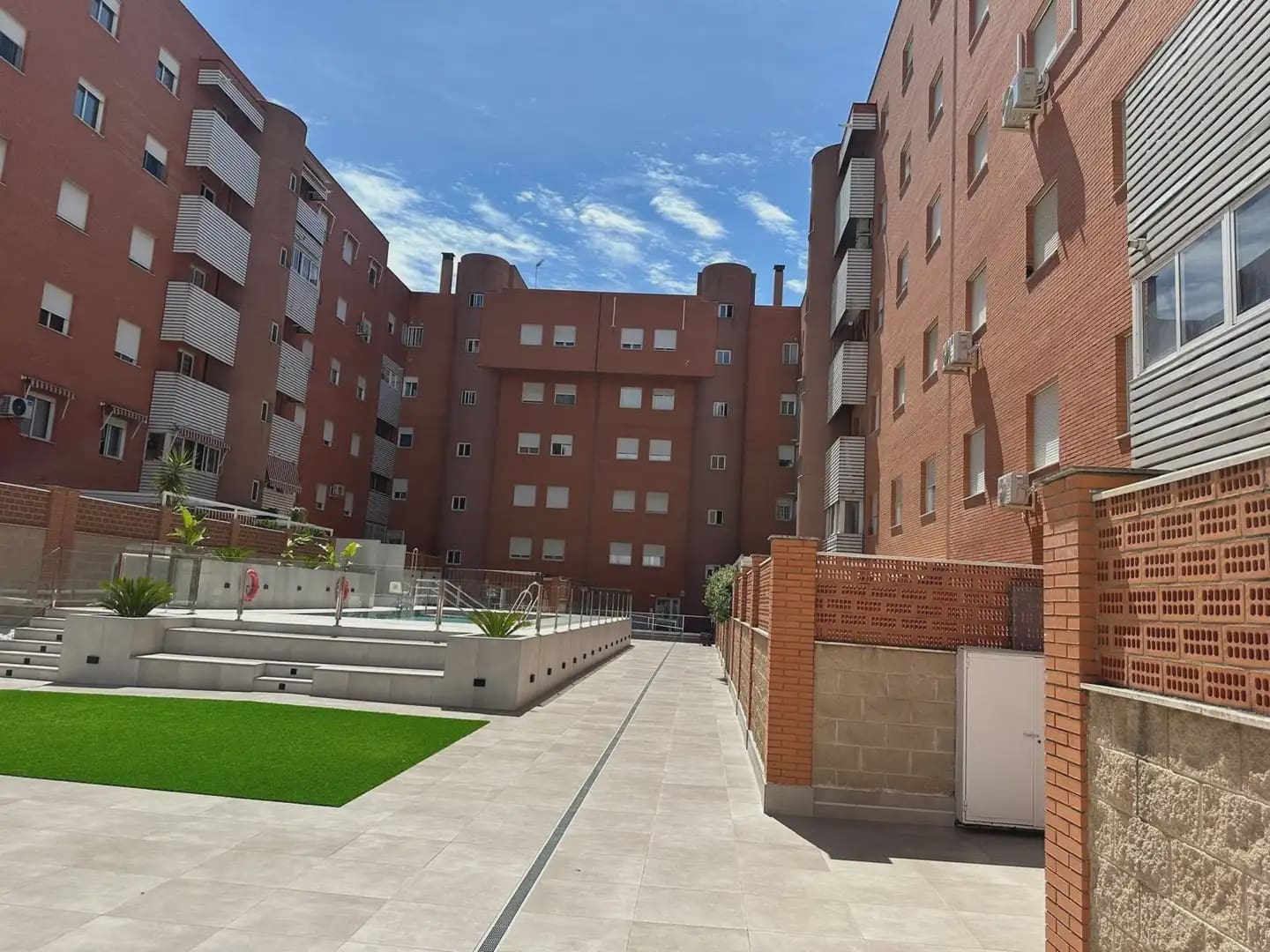 4 bedroom Flat for rent in Granada city with pool garage - € 1,000 (Ref: 9854684)