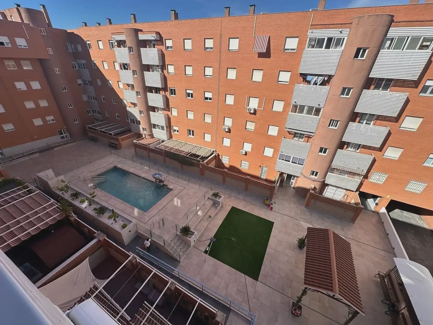 4 bedroom Flat for rent in Granada city with pool garage - € 1,000 (Ref: 9854684)