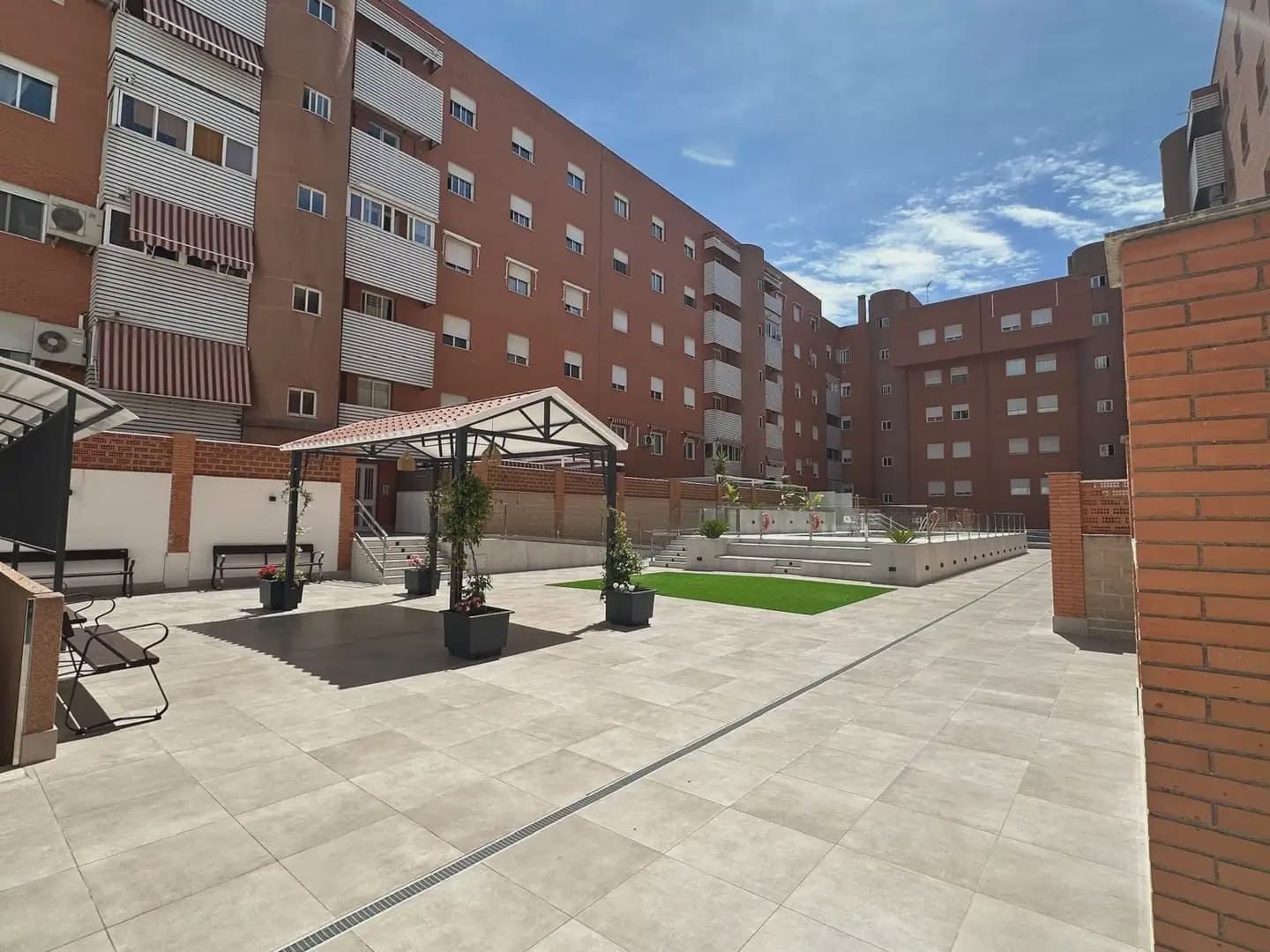 4 bedroom Flat for rent in Granada city with pool garage - € 1,000 (Ref: 9854684)