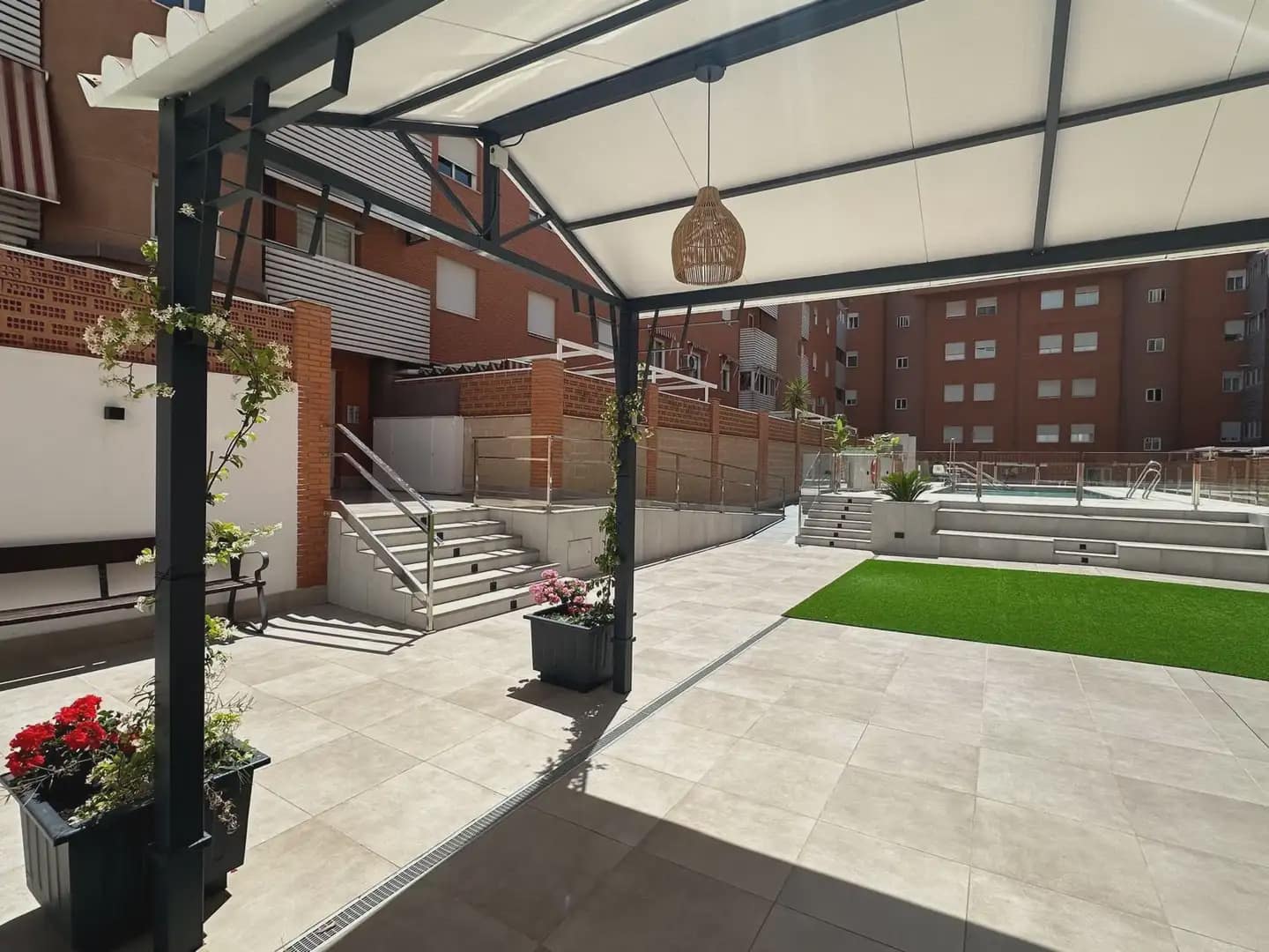 4 bedroom Flat for rent in Granada city with pool garage - € 1,000 (Ref: 9854684)