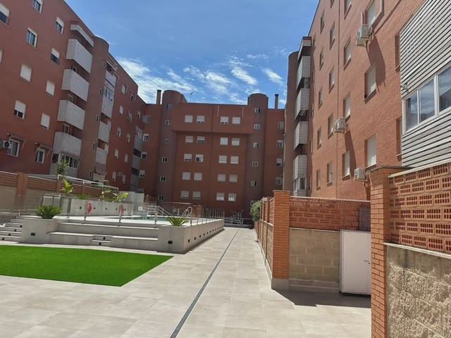 4 bedroom Flat for rent in Avda. Federico Garcia Lorca - Nueva Estación Autobuses, Granada city with pool garage - € 1,000 (Ref: 9854684)
