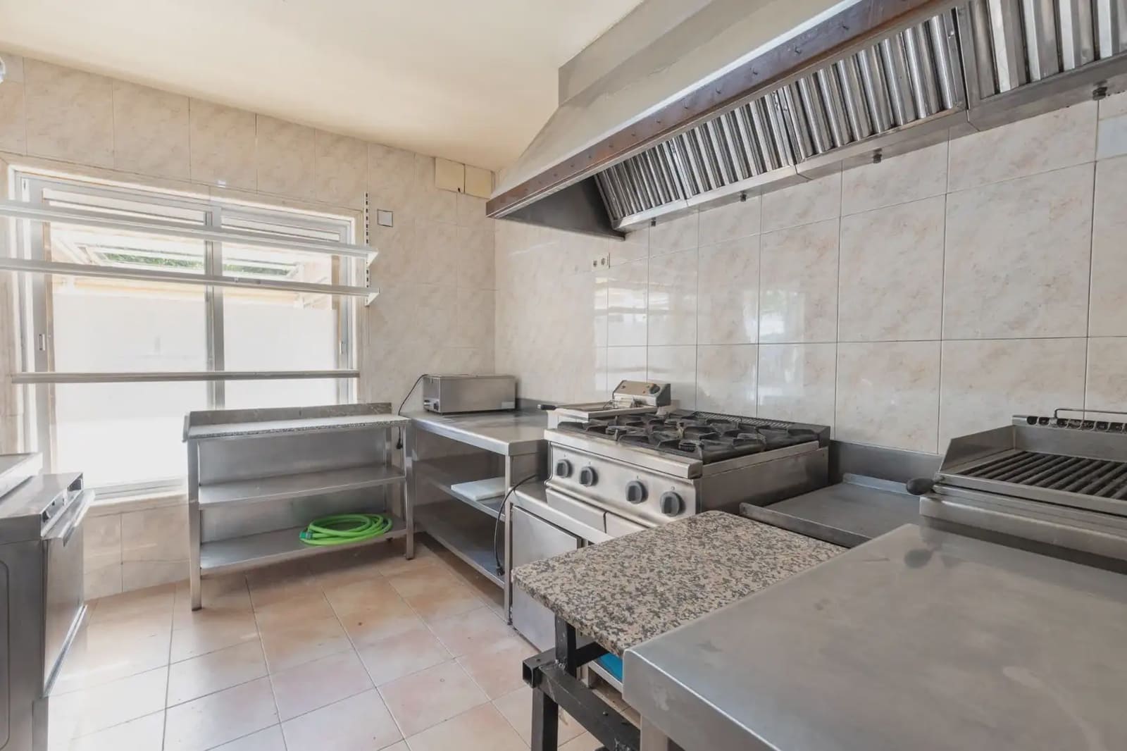 Erhverv til salg i Fuente Vaqueros - € 149.900 (Ref: 9854685)