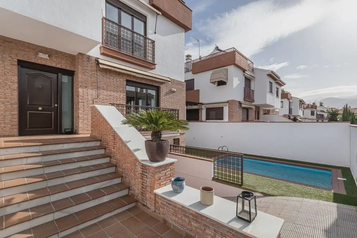 5 bedroom Villa for sale in Huetor Vega with pool garage - € 525,000 (Ref: 9854749)