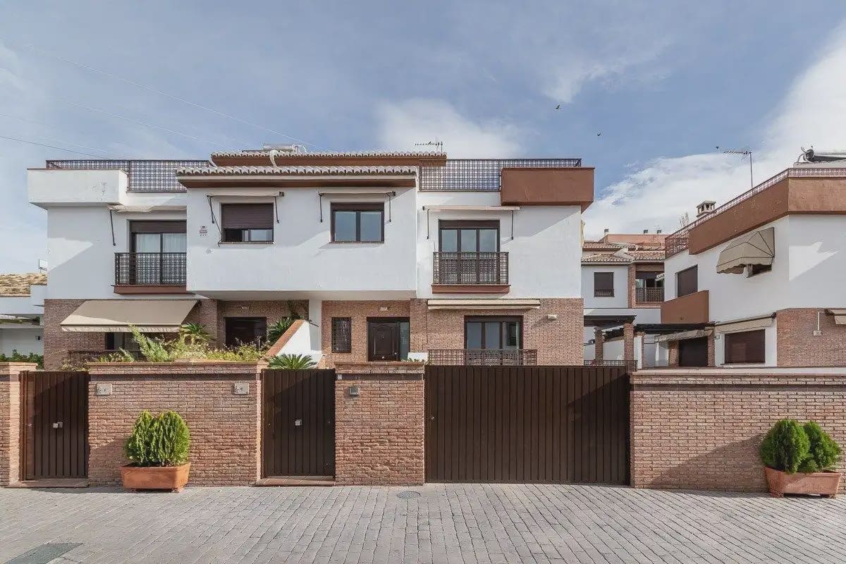 5 bedroom Villa for sale in Huetor Vega with pool garage - € 525,000 (Ref: 9854749)
