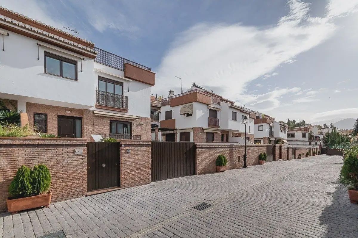 5 bedroom Villa for sale in Huetor Vega with pool garage - € 525,000 (Ref: 9854749)