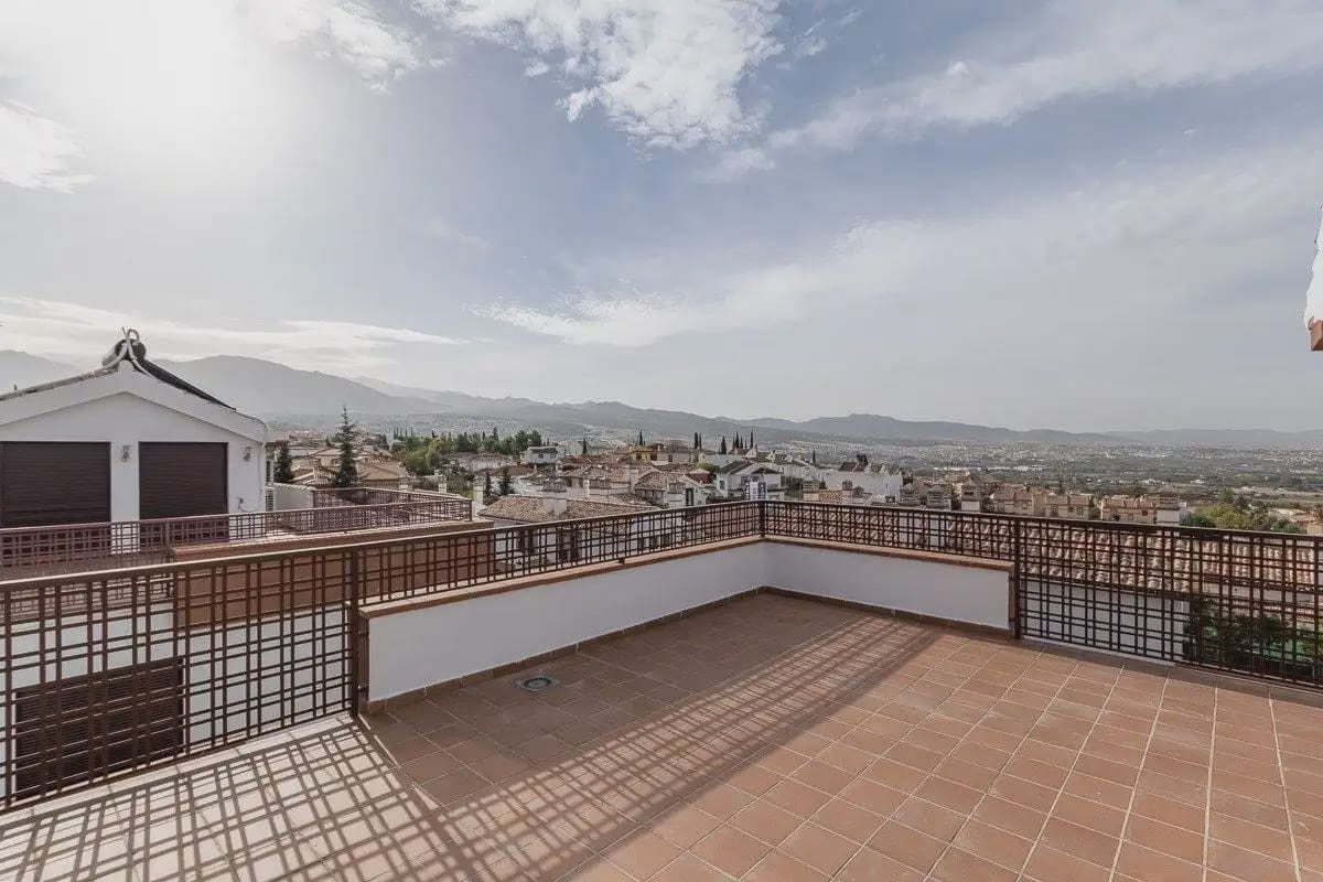 5 bedroom Villa for sale in Huetor Vega with pool garage - € 525,000 (Ref: 9854749)