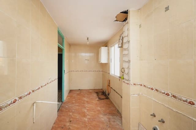 5 slaapkamer Flat te koop in Albaicin, Granada stad - € 180.000 (Ref: 9858615)