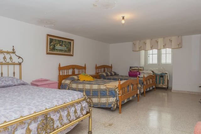 7 soveværelse Villa til salg i Baza med swimmingpool - € 594.900 (Ref: 9860370)
