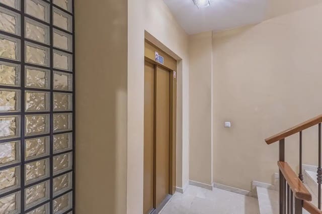 Garasje til salgs i San Matías - Realejo, Granada by - € 60 000 (Ref: 9860373)